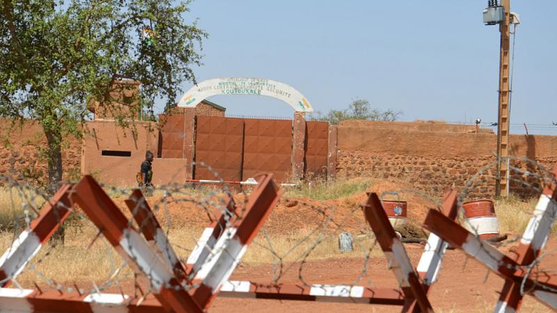 تعرض مركز كبا ذو الحراسة الأمنية المتوسطة في ولاية كوجي لهجوم من قبل مسلحين قاموا بتحرير سجناء