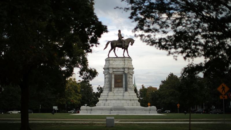 لطالما أثار وجود تمثال الجنرال روبرت إي لي الجدل الواسع في فيرجينيا الأميركية (غيتي)