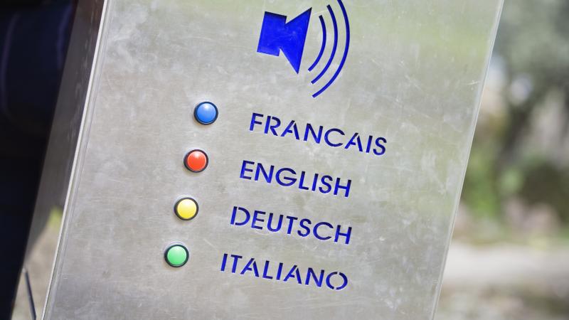 توفر بعض مواقع الترجمة ميزات سهلة للمستخدمين منها النطق الصحيح للكلمات