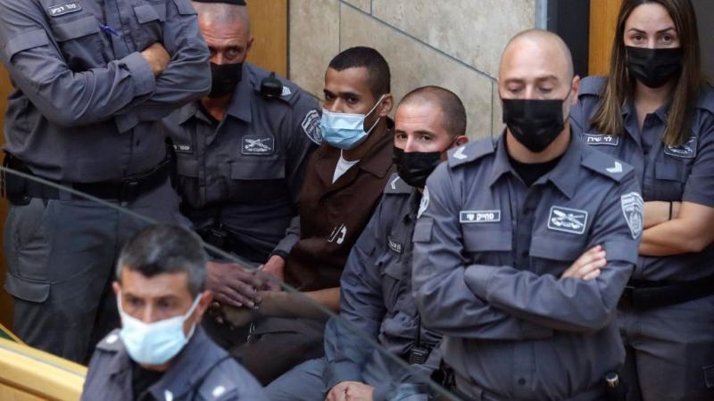 الأسير الفلسطيني مناضل نفيعات ومن حوله عناصر من شرطة الاحتلال
