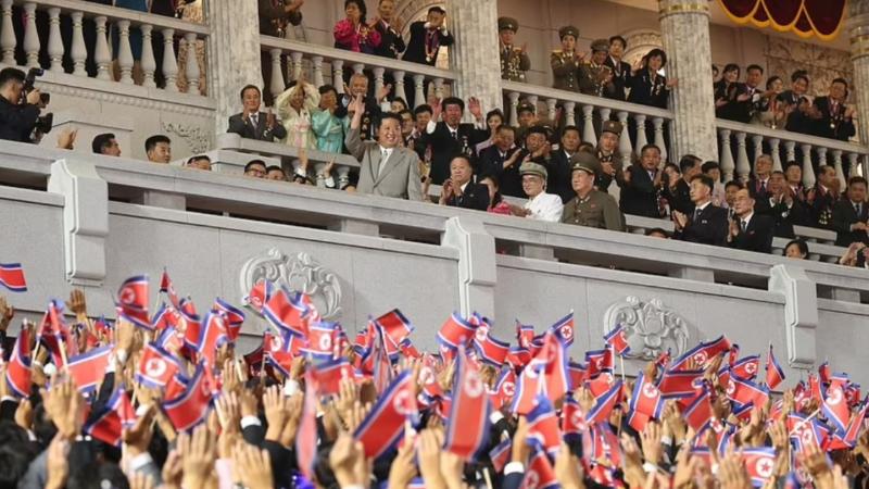ظهر كيم جونغ أون أمام الحشود عند منتصف الليل خلال عرض الألعاب النارية (تويتر)