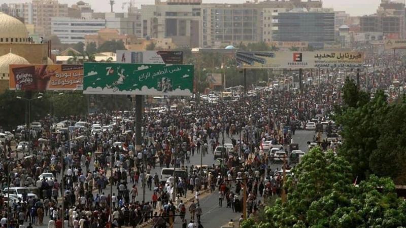 تجمع المواطنين في الشارع عقب الإعلان عن محاولة الانقلاب في السودان (تويتر)