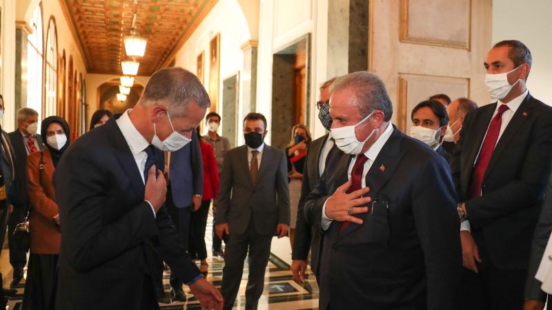 جانب من زيارة رئيس البرلمان التركي مصطفى شنطوب إلى مدريد (الأناضول)
