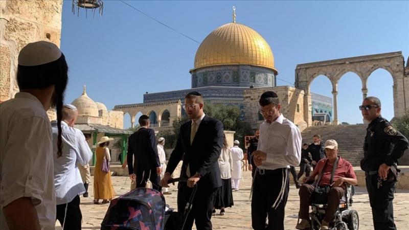  نحو 102 مستوطن إسرائيلي اقتحموا المسجد الأقصى (الأناضول)