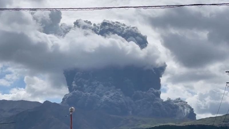 مشاهد ثوران بركان جبل آسو أحد أكثر البراكين نشاطًا في اليابان (تويتر)