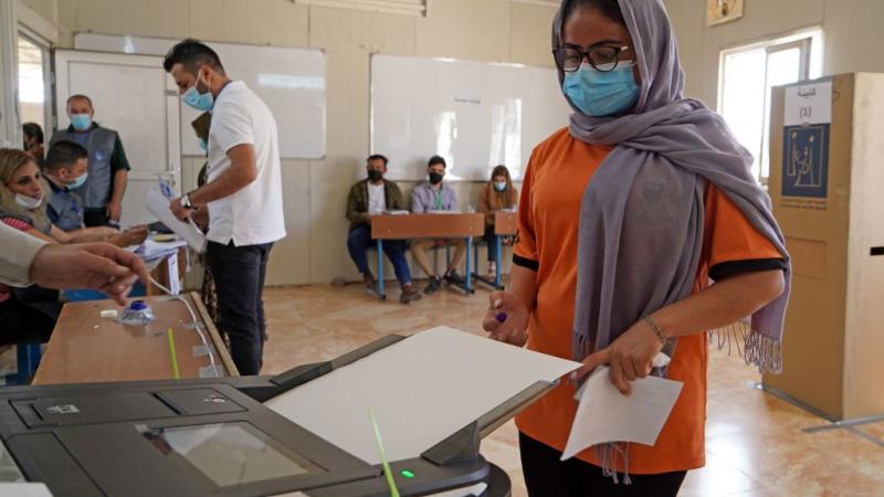 نازحة تدلي بصوتها في الانتخابات العراقية