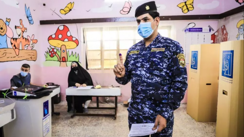 من أجواء عملية التصويت الخاصة في مستهل الانتخابات البرلمانية العراقية