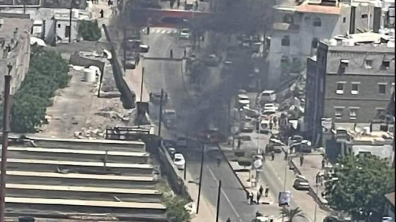 من مكان الانفجار الذي استهدف محافظ عدن اليمنية أحمد حامد لملس (تويتر)