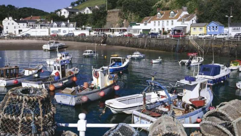 أعلنت جزيرة جيرسي البريطانية في سبتمبر منح 64 ترخيصًا نهائيًا لقوارب فرنسية للصيد في مياهها (غيتي)