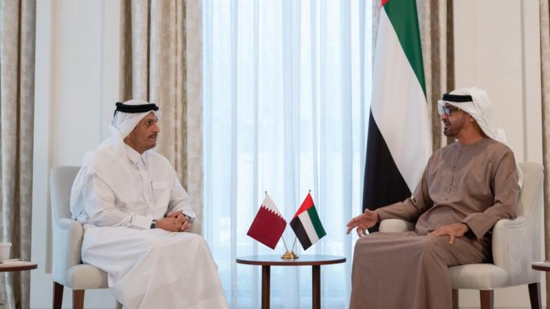 وزير الخارجية القطري خلال لقائه ولي عهد أبو ظبي في الإمارات (قنا)