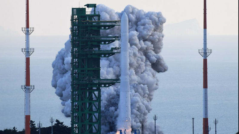 لحظة إطلاق صاروخ محلي الصنع إلى الفضاء (وكالة يونهاب)