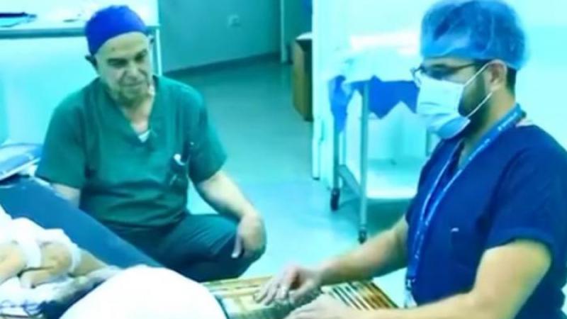 جرّاح يعزف لمريضته بغرفة العمليات (فيسبوك)