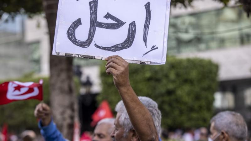 تظاهر آلاف التونسيين في العاصمة مطالبين بعودة العمل بالدستور والمؤسسات الديمقراطية