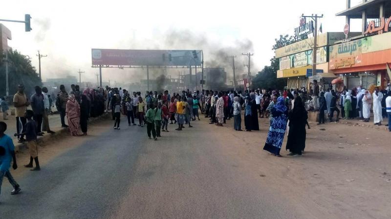 حشود من السودانيين في الخرطوم