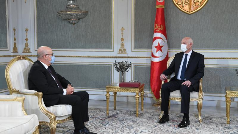 الرئيس التونسي خلال لقائه محافظ البنك المركزي (الرئاسة التونسية - فيسبوك)