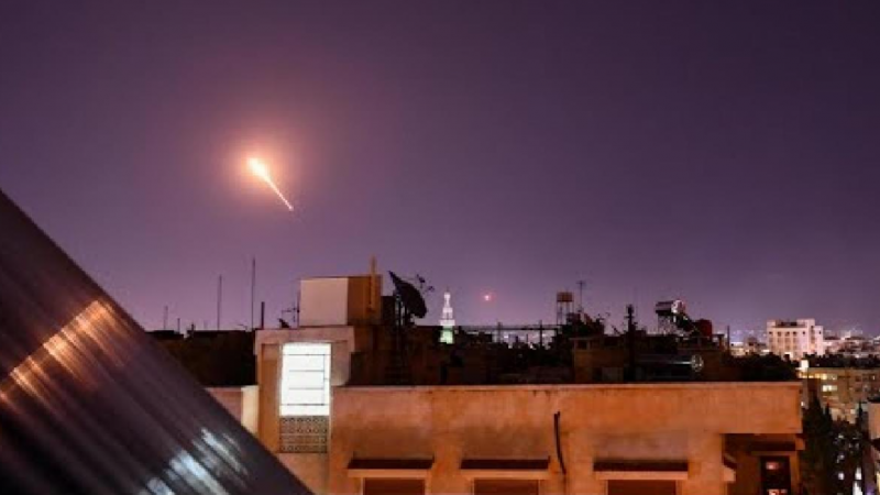 قصف جوي إسرائيلي على مواقع قوات النظام السوري وسط البلاد (أرشيف - تويتر)