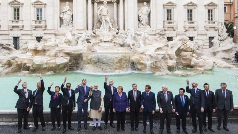 زعماء مجموعة العشرين في صورة جماعية أمام نافورة تريفي في روما (تويتر)