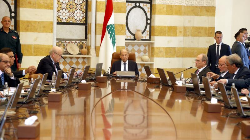 جانب من جلسة الحكومة اللبنانية التي عقدت الثلاثاء قبل تعليقها على وقع الخلاف السياسي