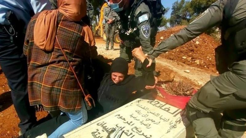 شرطة الاحتلال تحاول إبعاد المقدسية علا نبابتة عن قبر ابنها