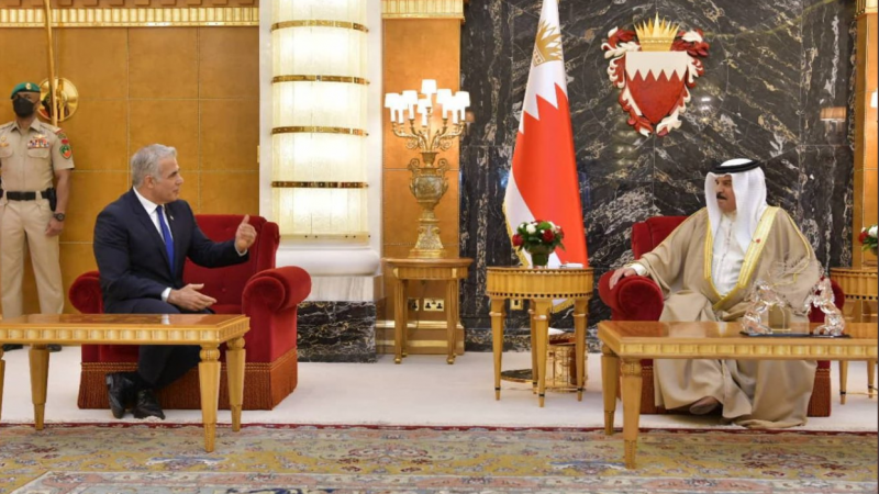 وزير الخارجية الإسرائيلي خلال لقائه بملك البحرين حمد بن عيسى آل ثاني