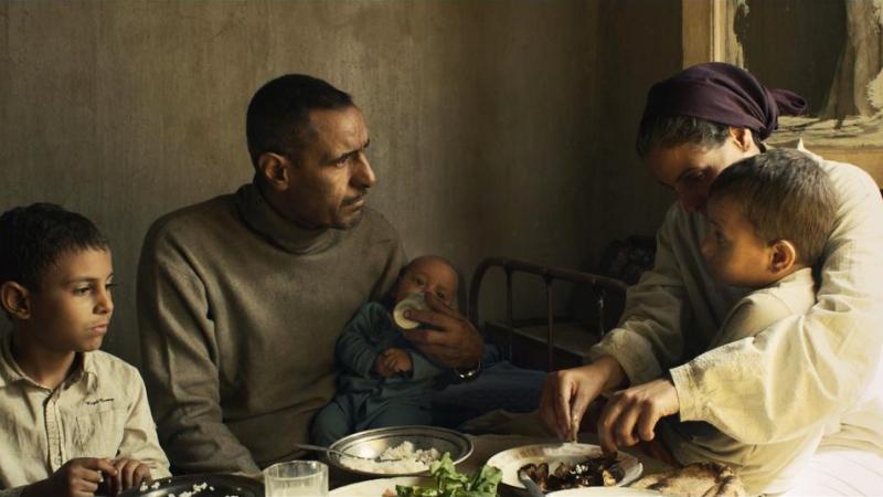 يتناول فيلم "ريش" قصة عائلة فقيرة مكونة من أب وأم وثلاثة أطفال (تويتر)