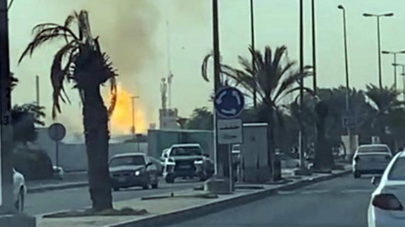 جانب من الحريق في مصفاة ميناء الأحمدي (تويتر)