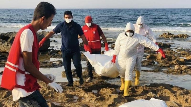 الهلال الأحمر الليبي ينتشل جثث مهاجرين انجرفت إلى شواطئ غربي البلاد (تويتر)