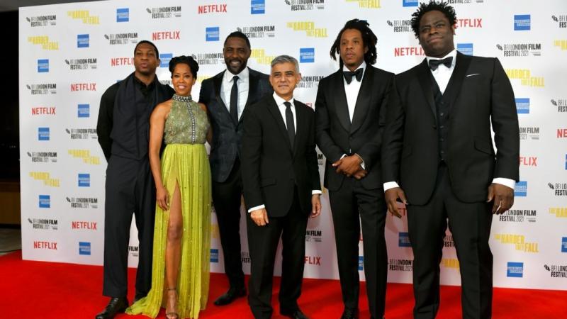 نجوم فيلم "سقوطهم الأصعب" على السجادة الحمراء في مهرجان لندن السينمائي (تويتر)