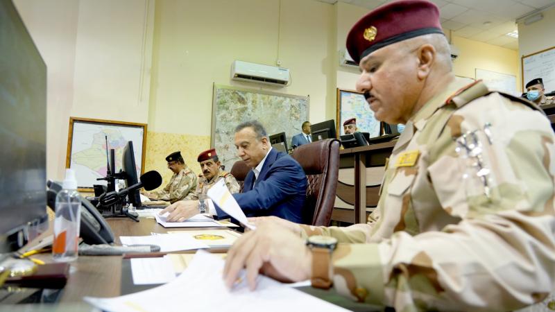 الكاظمي خلال زيارته لمقر العمليات المشتركة في الجيش بالعاصمة بغداد (مواقع التواصل)