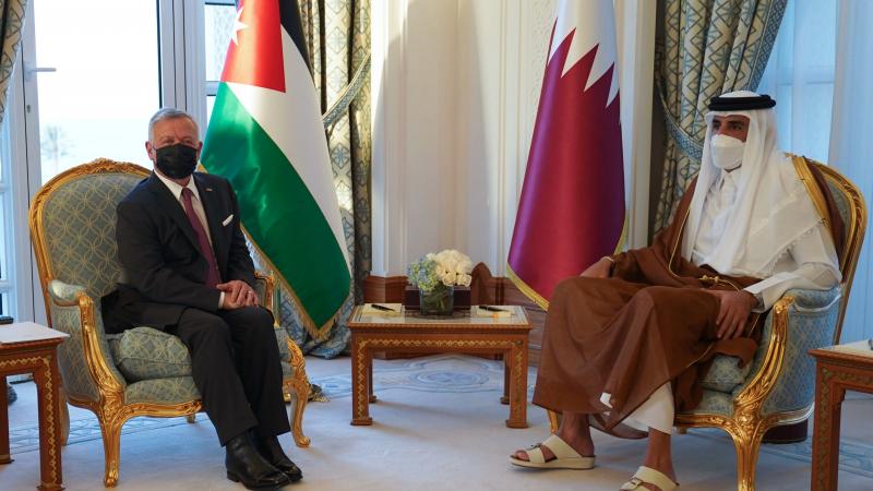 محادثات بين أمير قطر الشيخ تميم بن حمد آل ثاني وملك الأردن عبد الله الثاني في الدوحة (تويتر)