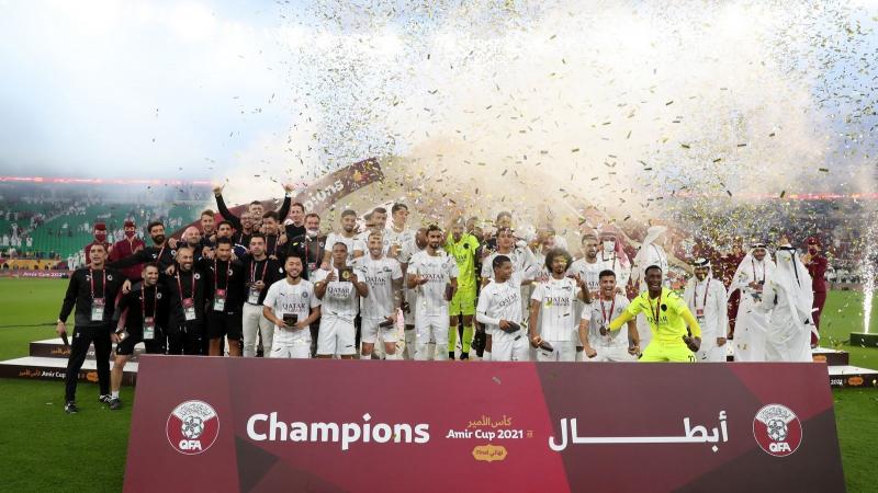 لاعبو فريق السد يحتفلون بالتتويج بكأس "أمير قطر"