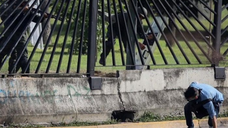 المتظاهر ديفيد فاينيّا خلال إطلاق النار عليه أمام قاعدة جوية في كراكاس (مواقع التواصل)