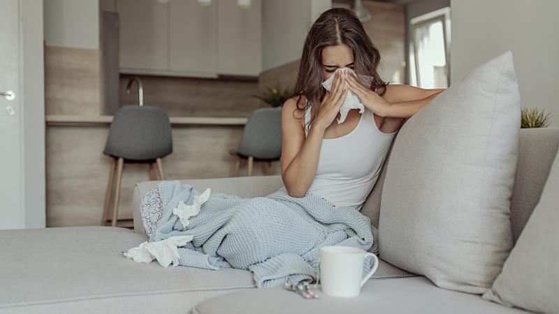 يعتبر ضيق التنفس من أبرز أعراض كوفيد-19 شيوعًا (غيتي)