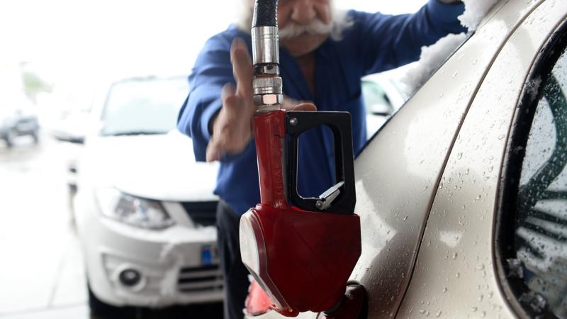 جاء العطل قبيل الذكرى الثانية لزيادة أسعار الوقود في إيران (غيتي)