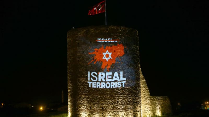 إضاءة قلعة بينار حصار التركية بعبارة "إسرائيل إرهابية" تضامنًا مع الفلسطينيين (غيتي-أرشيف)