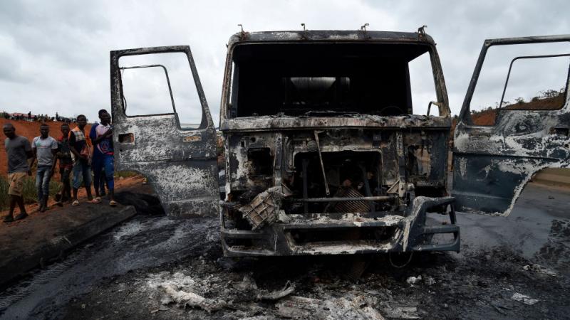 أضرمت العصابات النيران في السيارات خلال تنفيذها المجزرة (غيتي)