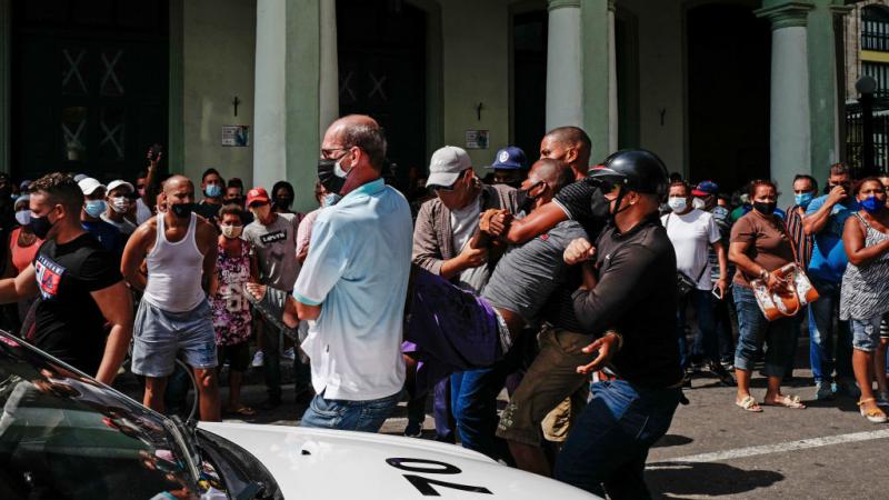 أدت التظاهرات إلى مقتل شخص وإصابة العشرات وتوقيف قرابة الألف (غيتي)