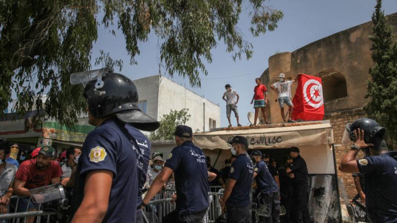 أعلن الرئيس التونسي أنه سيتم إطلاق "حوار وطني" (غيتي)
