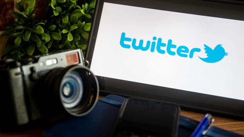 "غصّ" موقع تويتر بالزائرين المفاجئين الذين لجأوا إلى التغريد للحديث عما يجري بعد تعطل تطبيقات فيسبوك (غيتي)
