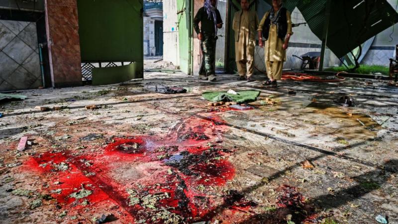 أفاد مسؤول حكومي  عن مقتل 5 أشخاص وجرح 11 آخرين، مشيرًا إلى توقيف 3 أشخاص على صلة بالهجوم، وأضاف أن الضحايا هم من المدنيين ومن عناصر حركة طالبان 
