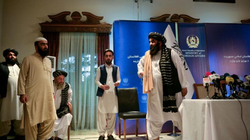 اجتمع أعضاء من حكومة طالبان مع مسؤولين بريطانيين في كابل (غيتي)