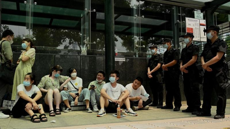 أدى نقص السيولة لدى المجموعة إلى احتجاجات أمام مكاتبها في الصين (غيتي)