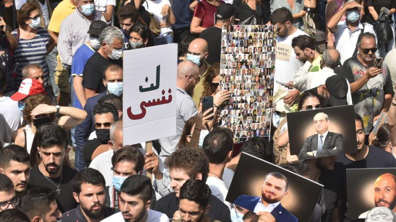 مظاهرة في لبنان دعمًا لقاضي التحقيق في قضية انفجار مرفأ بيروت