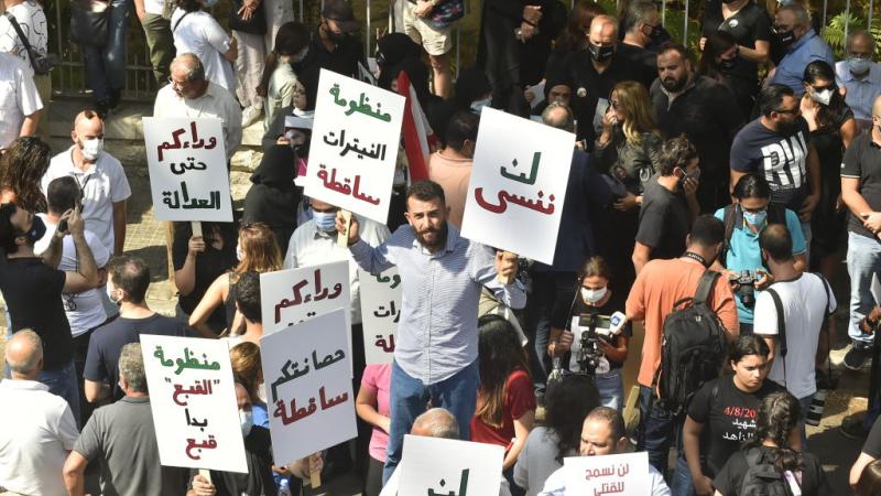 يقف المتضررون من انفجار مرفأ بيروت وأهالي الضحايا وقوى من المجتمع المدني في صفّ المحقق العدلي القاضي البيطار في مواجهة الضغوط (غيتي)