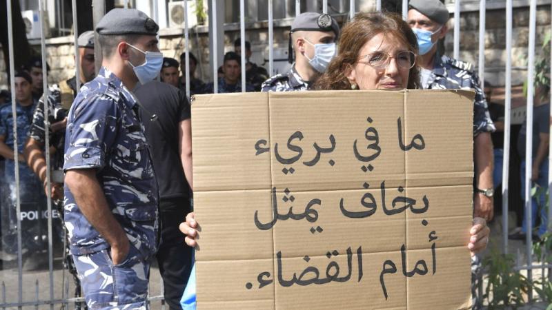 احتج أهالي الضحايا أمام القصر العدلي مطالبين القاضي بمتابعة تحقيقاته (غيتي)