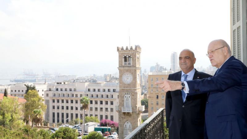 رئيس الحكومة اللبنانية نجيب ميقاتي مستقبلًا نظيره الأردني بشر الخصاونة (غيتي)