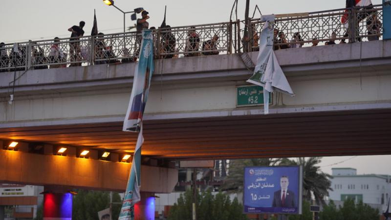 يرفض بعض الناشطين مشاركة أحزاب السلطة في انتخابات الغد (غيتي)