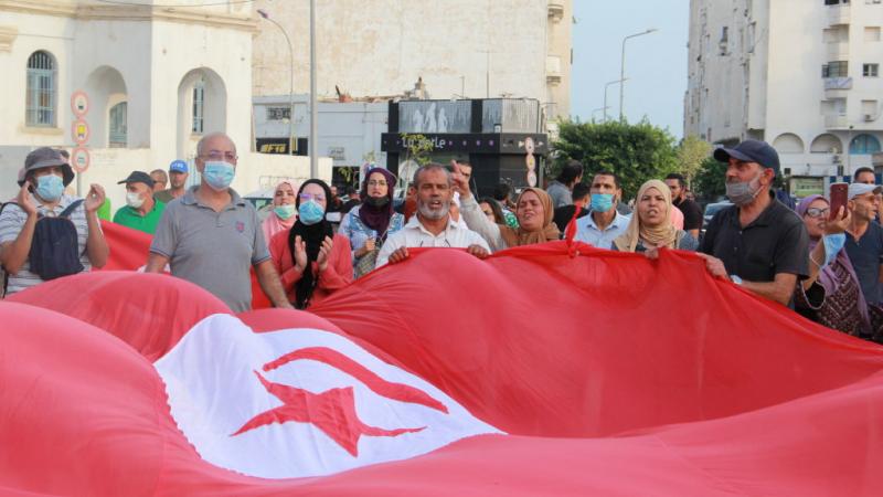 حثت معظم مكونات النخبة السياسية في تونس الرئيس قيس سعيد على أن يوضح كيفية خروجه من الأزمة (غيتي)
