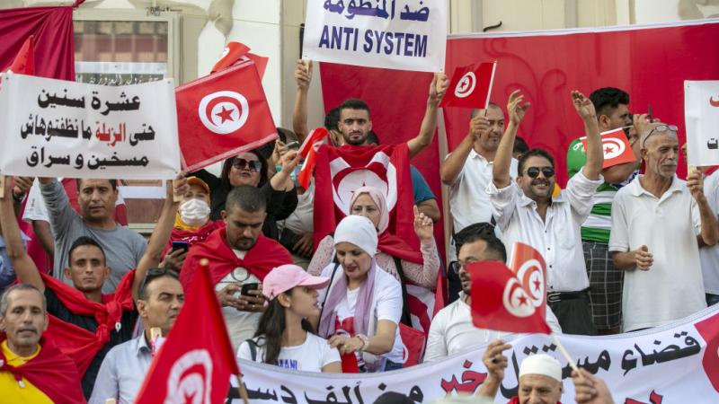 ترجمت حملات التخوين والتحريض انقسامات في الشارع التونسي وتجلت في الشعارات التي رفعت في المظاهرات المساندة للرئيس قيس سعيّد (غيتي)