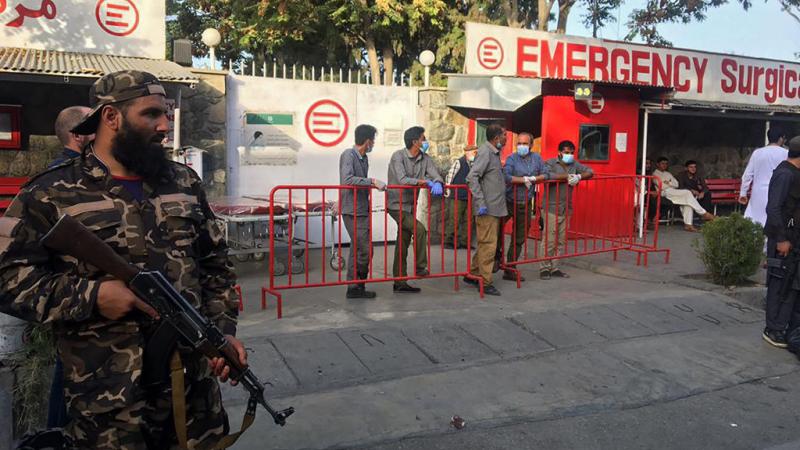 سُمع صوت الانفجار وإطلاق النار في موقعين في العاصمة كابل فيما شوهدت سيارات الإسعاف وهي تهرع باتّجاه مستشفى الطوارئ (غيتي)